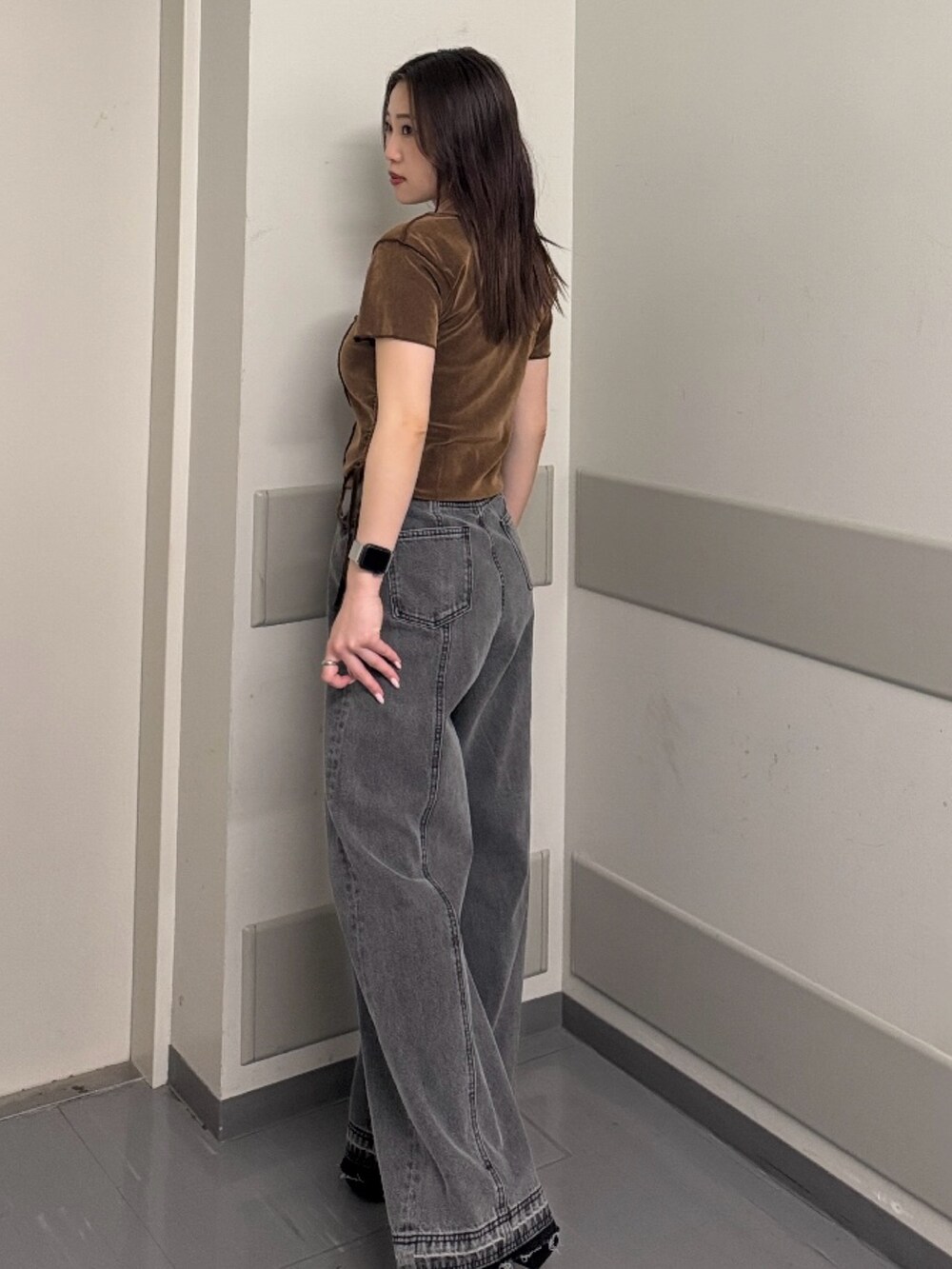 ブラウン系のTシャツ/カットソー、ブラック系のデニムパンツ、ブラック系のサンダルを着用したレディースの春コーディネートの2枚目の写真
