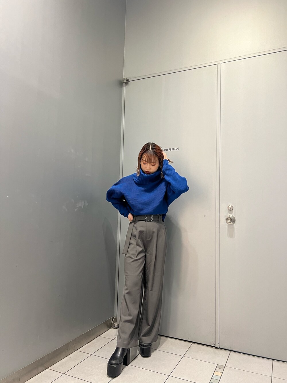 ブルー系のニット/セーター、グレー系のその他パンツを着用したレディースの秋コーディネートの2枚目の写真