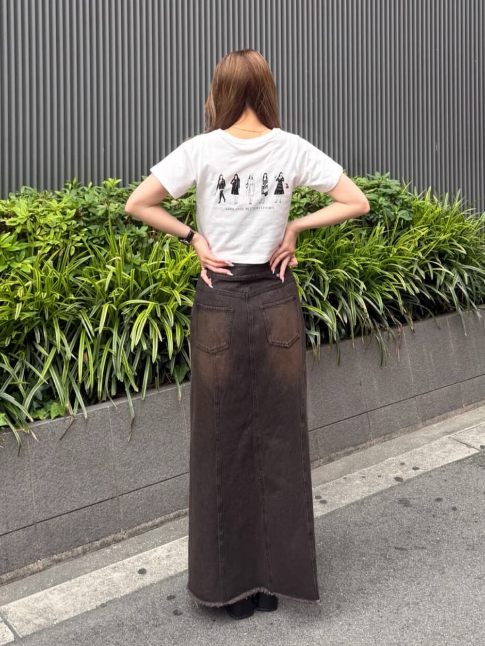 ブラック系のブーツ、ブラウン系のデニムスカート、ホワイト系のTシャツ/カットソーを着用したレディースの夏コーディネートの3枚目の写真