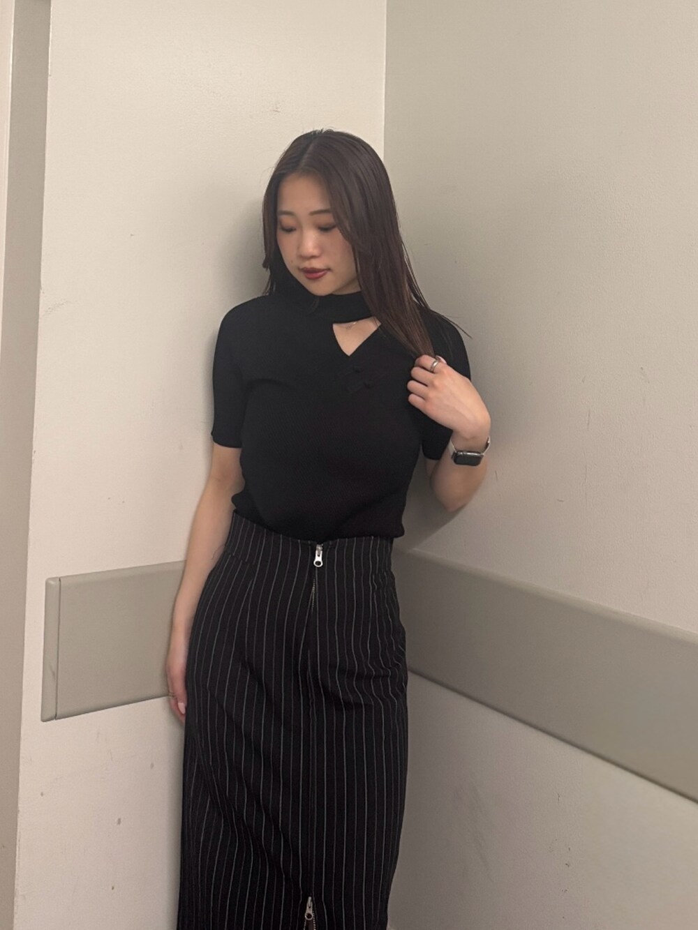 ブラック系のニット/セーター、その他のスカート、ブラック系のサンダルを着用したレディースの春コーディネートの4枚目の写真