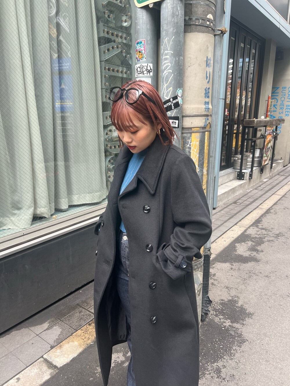 ブラック系のチェスターコートを着用したレディースの秋コーディネートの3枚目の写真