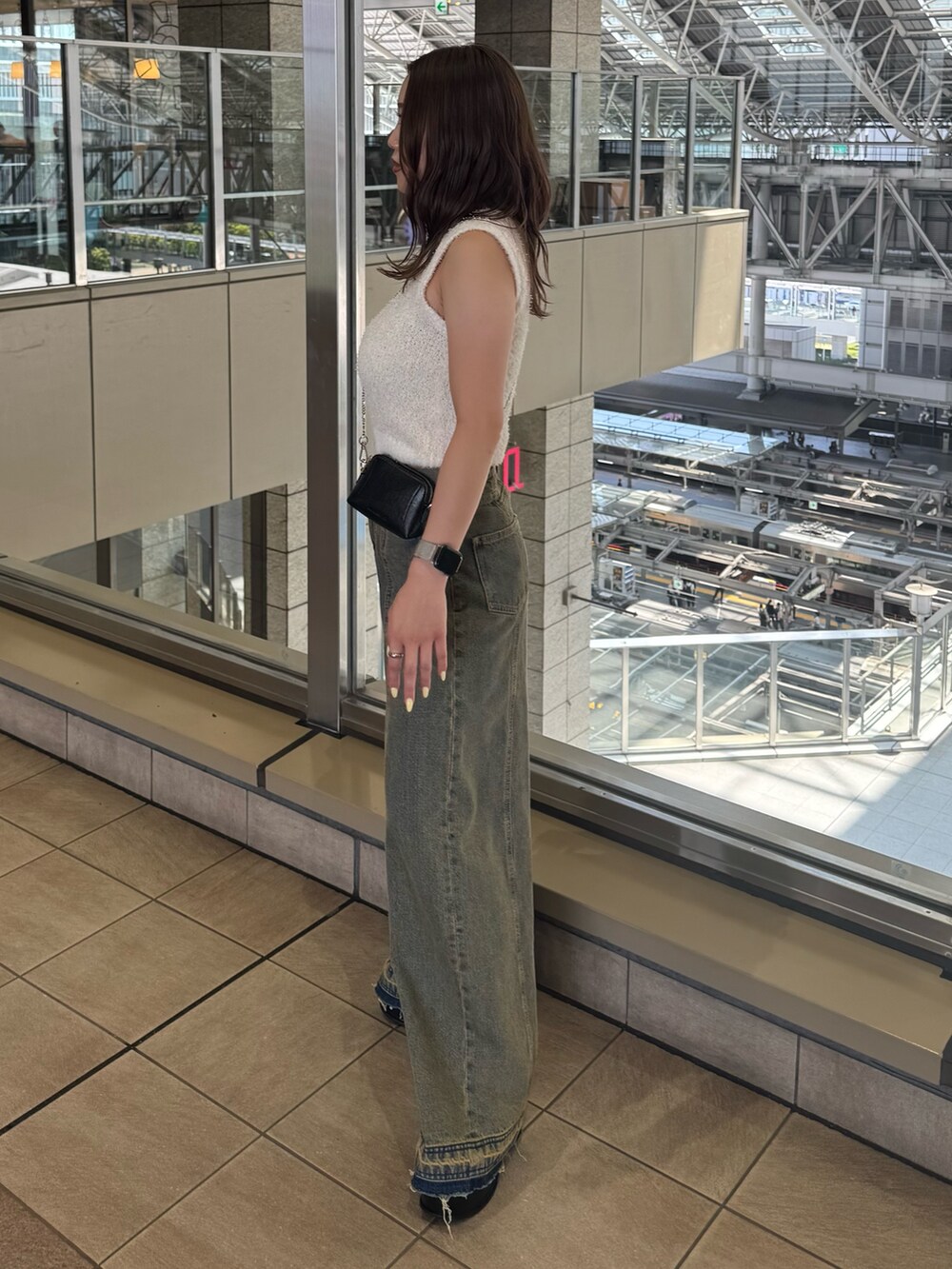 ホワイト系のニット/セーター、その他のデニムパンツ、ブラック系のサンダルを着用したレディースの夏コーディネートの2枚目の写真