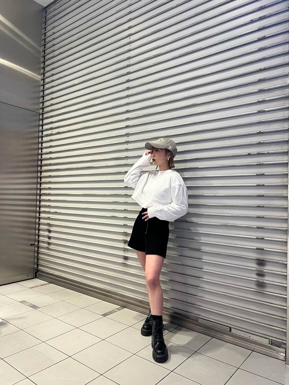 ホワイト系のスウェット、ブラック系のその他パンツ、グレー系のキャップを着用したレディースの冬コーディネートの4枚目の写真