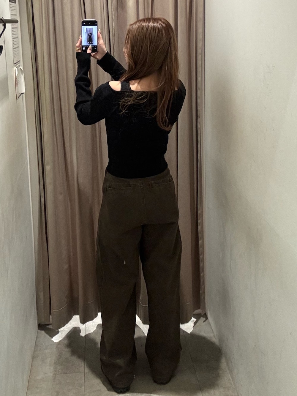 ブラウン系のその他パンツ、ブラック系のニット/セーター、ブラック系のブーツを着用したレディースの冬コーディネートの3枚目の写真