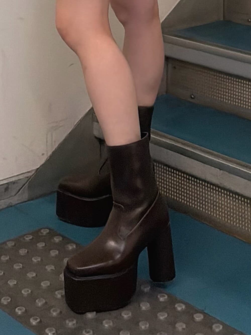 ホワイト系のニット/セーター、ブラウン系のその他パンツ、ブラウン系のブーツを着用したレディースの秋コーディネートの5枚目の写真