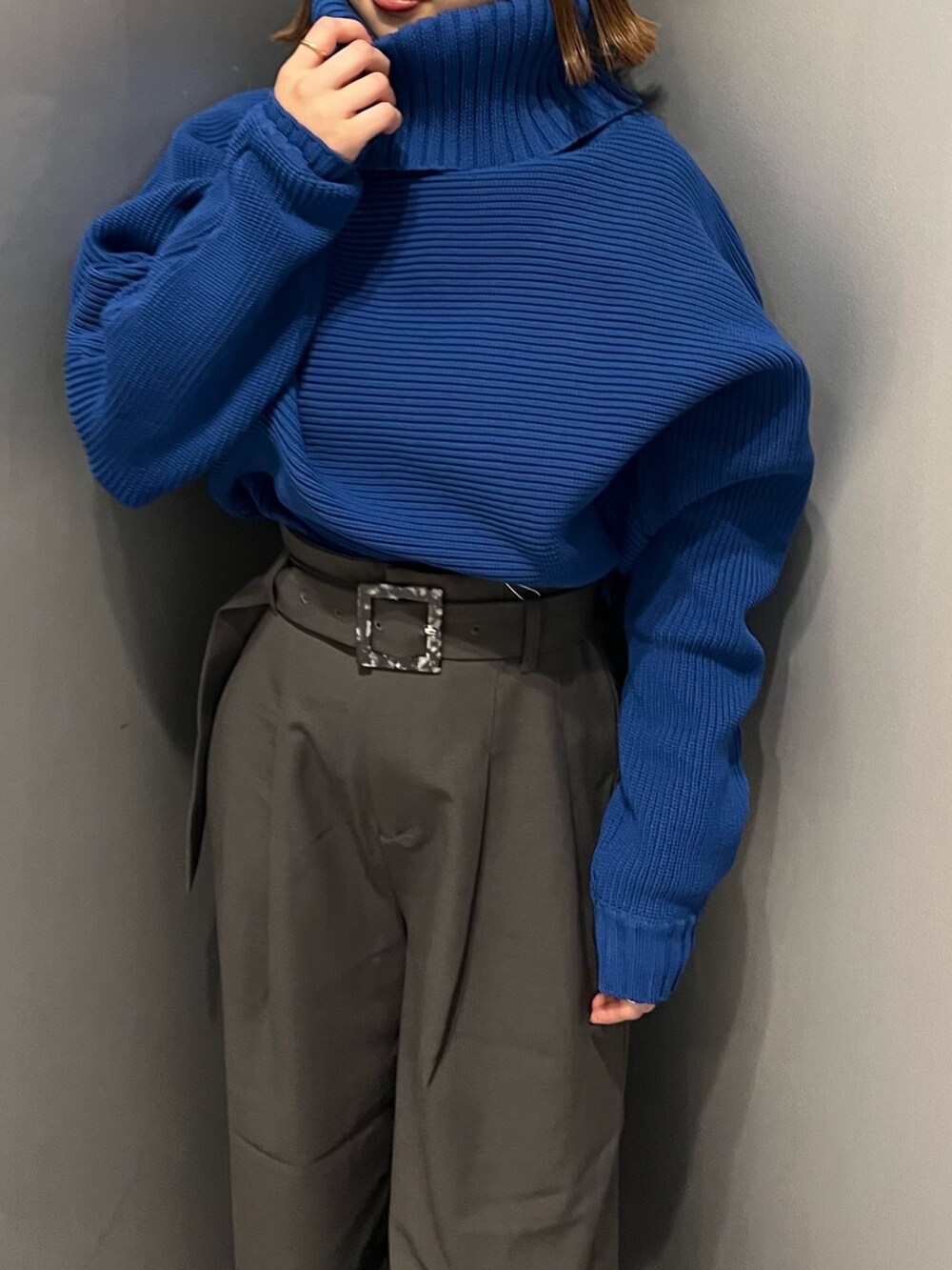 ブルー系のニット/セーター、グレー系のその他パンツを着用したレディースの秋コーディネートの5枚目の写真