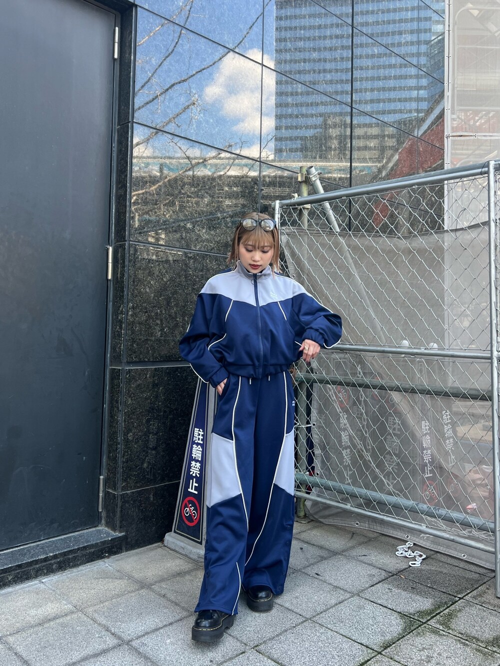 ブルー系のブルゾン、ブルー系のその他パンツを着用したレディースの春コーディネートの5枚目の写真