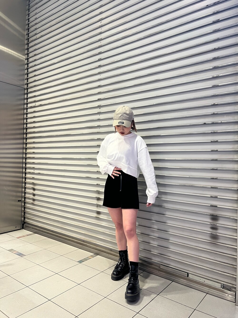 ホワイト系のスウェット、ブラック系のその他パンツ、グレー系のキャップを着用したレディースの冬コーディネートの3枚目の写真