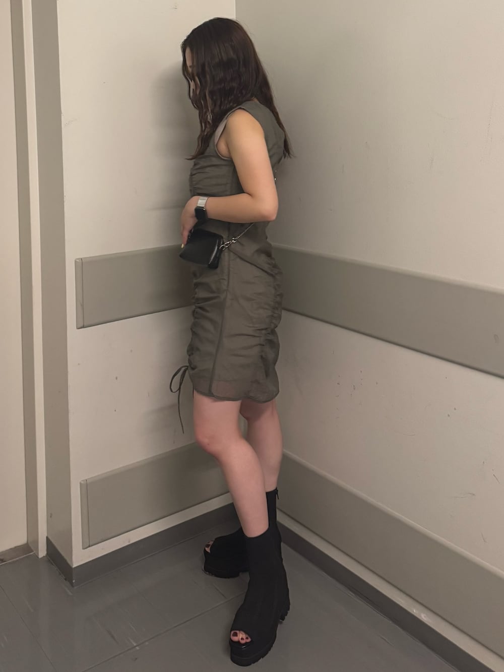 グレー系のワンピース、ブラック系のサンダルを着用したレディースの夏コーディネートの2枚目の写真