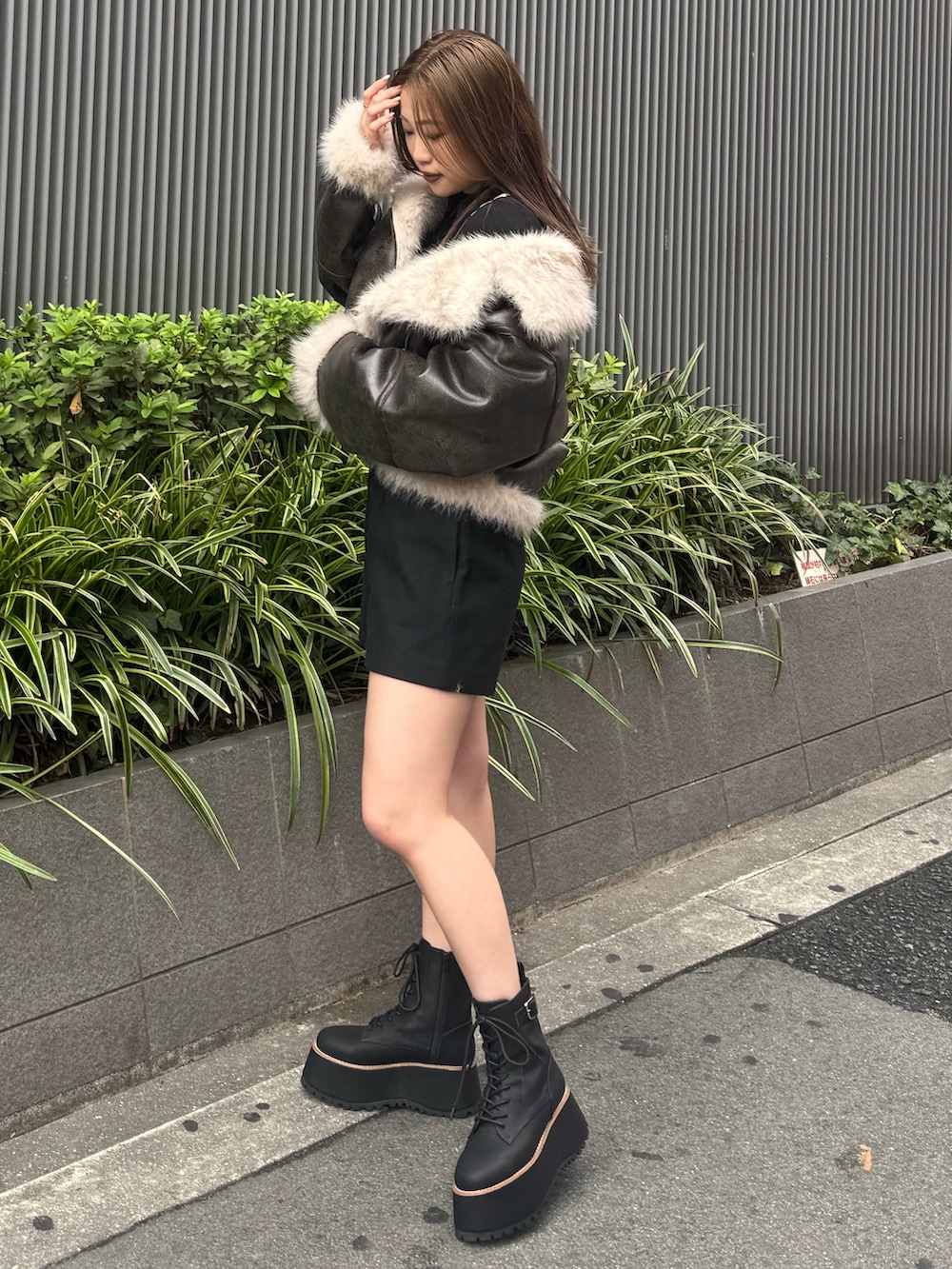 ブラック系のその他パンツ、ブラウン系のムートンコート、ブラック系のニット/セーターを着用したレディースの夏コーディネートの2枚目の写真