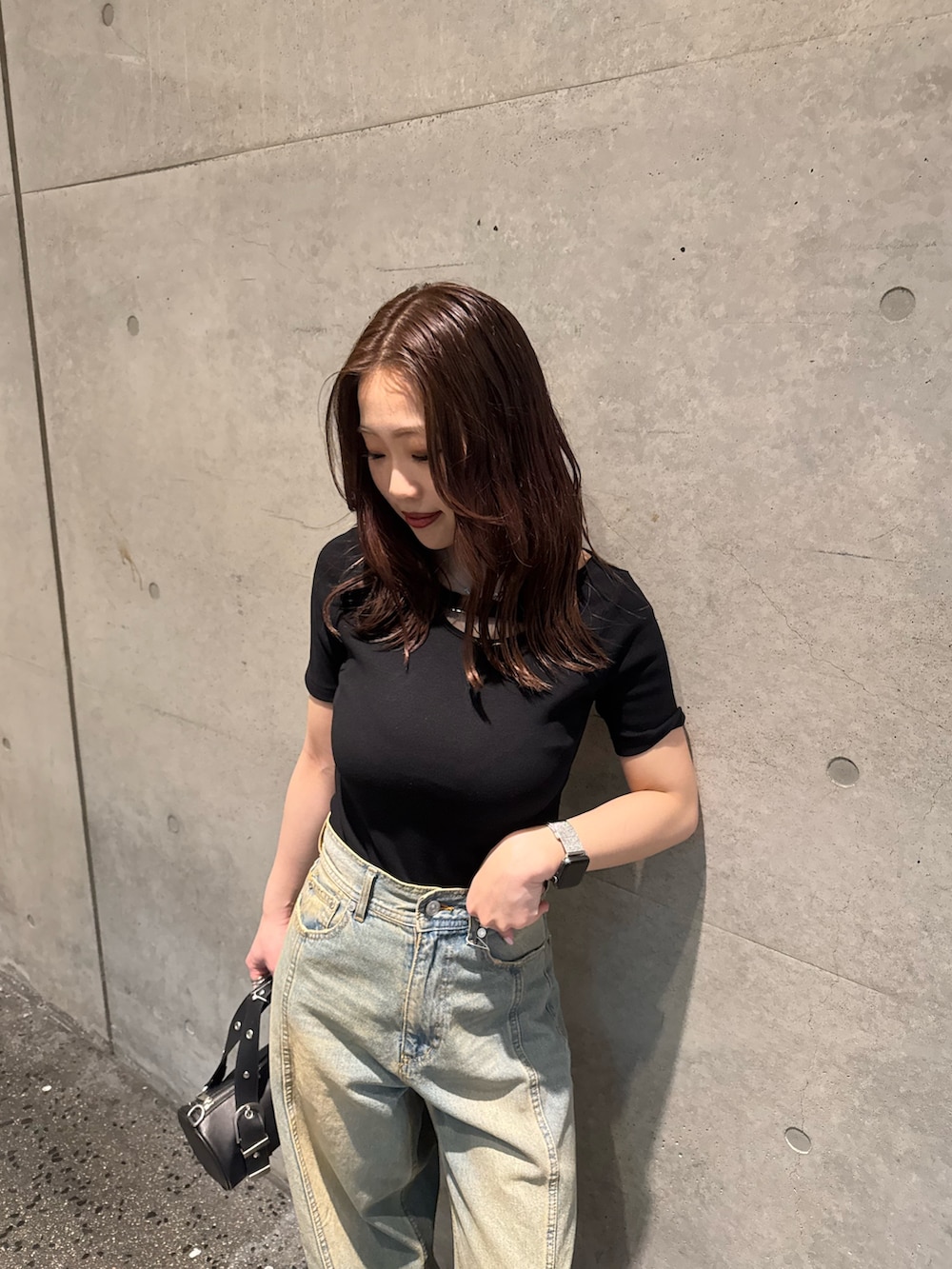 ブラック系のTシャツ/カットソー、ブルー系のデニムパンツ、ブラック系のブーツを着用したレディースの春コーディネートの4枚目の写真