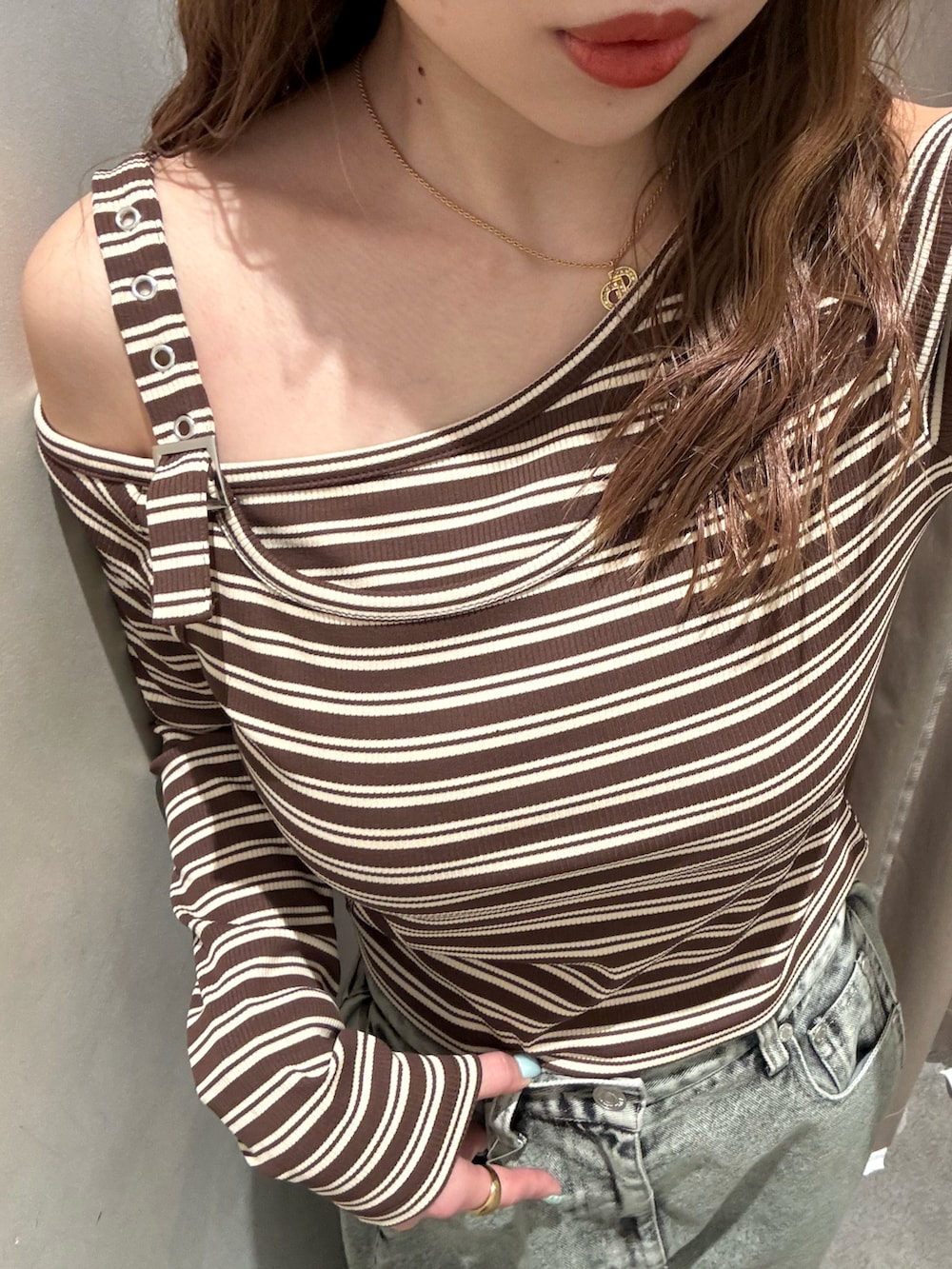 グリーン系のデニムパンツ、その他のニット/セーター、ブラック系のブーツを着用したレディースの冬コーディネートの5枚目の写真