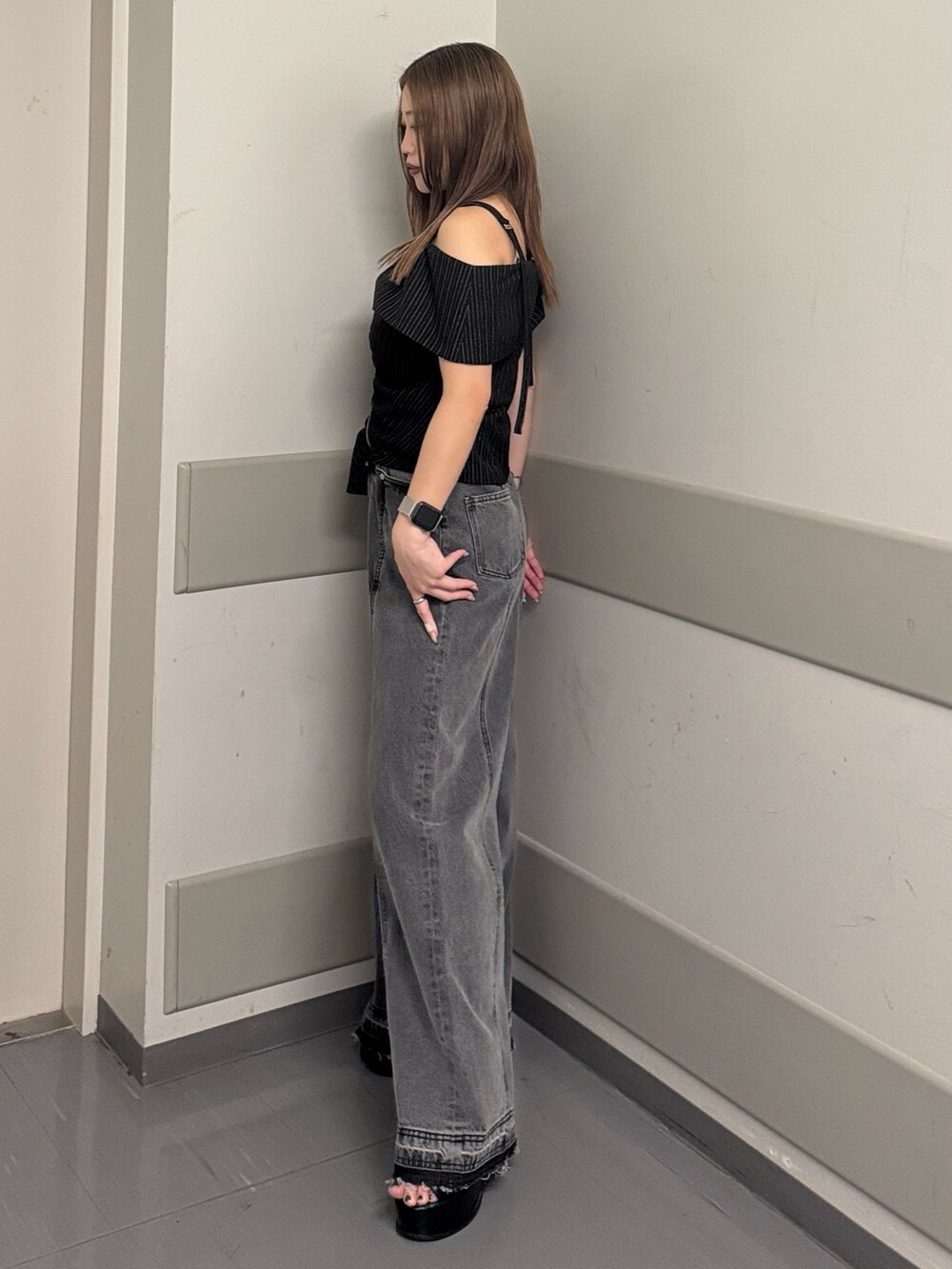 ブラック系のシャツ/ブラウス、ブラック系のデニムパンツ、ブラック系のサンダルを着用したレディースの夏コーディネートの2枚目の写真