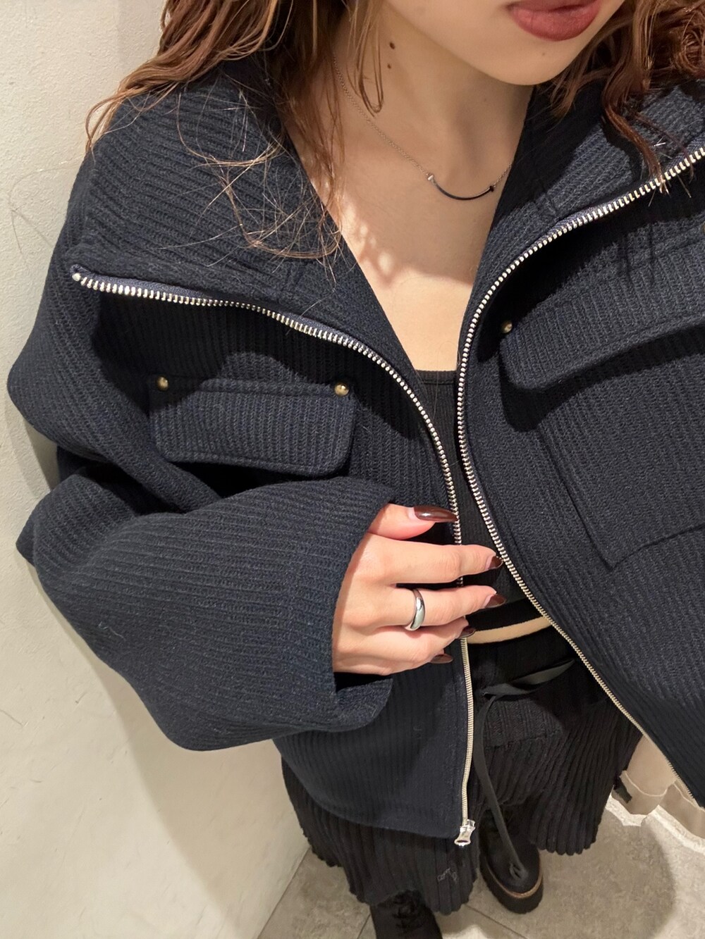 ブラック系のその他パンツ、ブルー系のブルゾン、ブラック系のブーツを着用したレディースの秋コーディネートの5枚目の写真