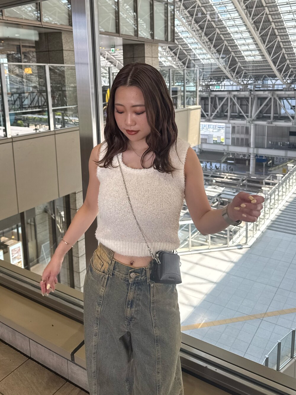 ホワイト系のニット/セーター、その他のデニムパンツ、ブラック系のサンダルを着用したレディースの夏コーディネートの4枚目の写真