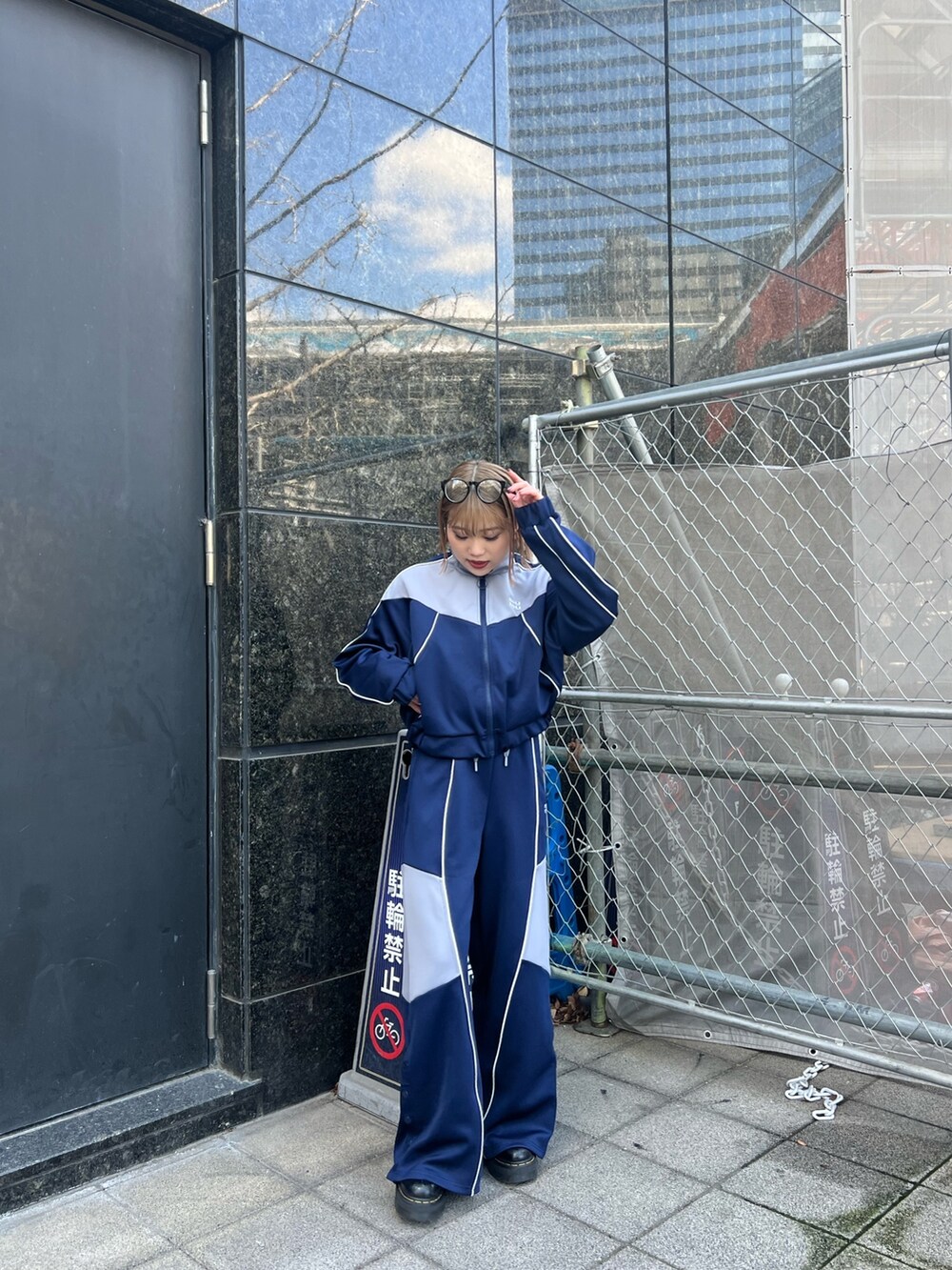 ブルー系のブルゾン、ブルー系のその他パンツを着用したレディースの春コーディネートの3枚目の写真