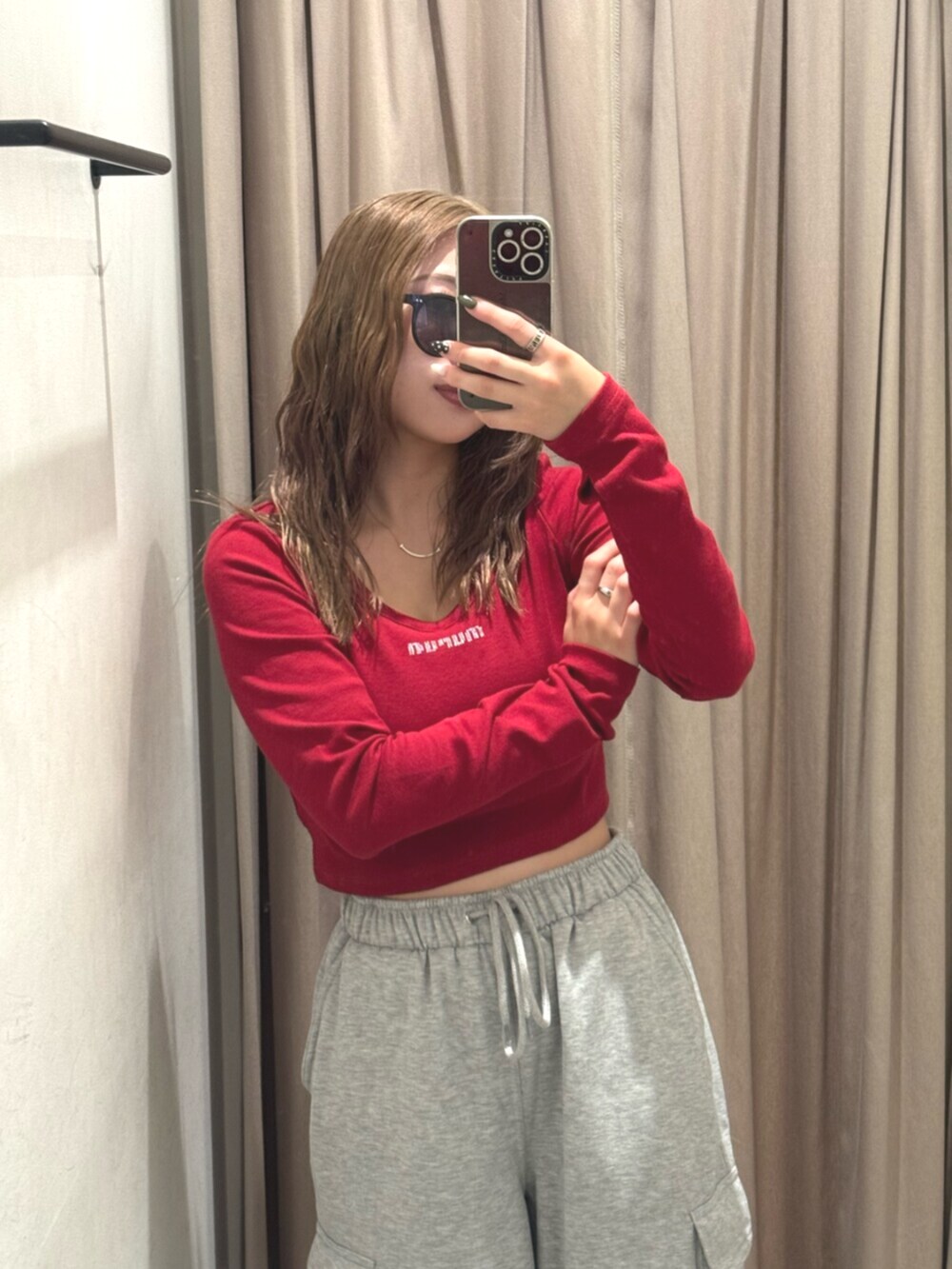 ブラック系のブーツ、グレー系のスウェットパンツ、レッド系のTシャツ/カットソーを着用したレディースの秋コーディネートの4枚目の写真