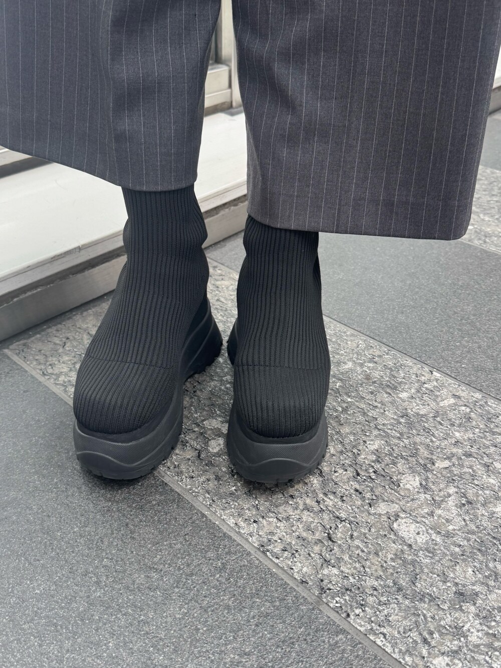 その他のつなぎ/オールインワン、ブラック系のブーツを着用したレディースの春コーディネートの8枚目の写真