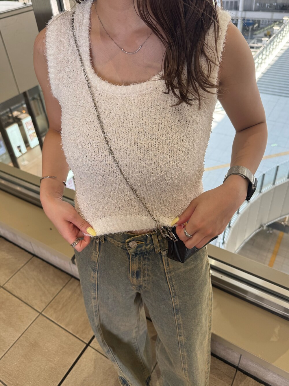 ホワイト系のニット/セーター、その他のデニムパンツ、ブラック系のサンダルを着用したレディースの夏コーディネートの5枚目の写真