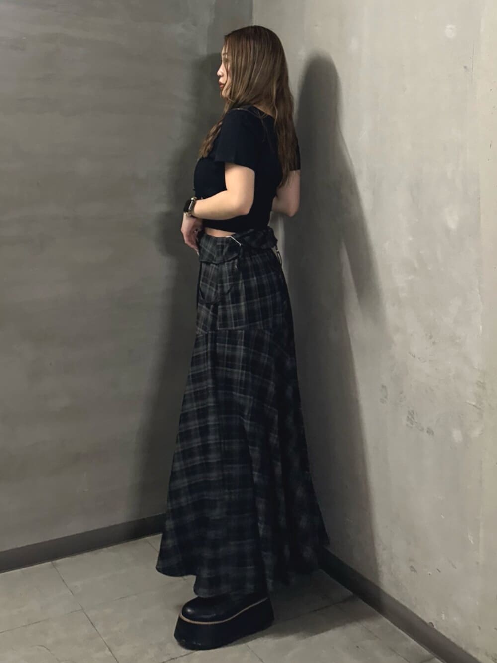 ブラック系のブーツ、ブラック系のワンピース、ブラック系のTシャツ/カットソーを着用したレディースの春コーディネートの2枚目の写真