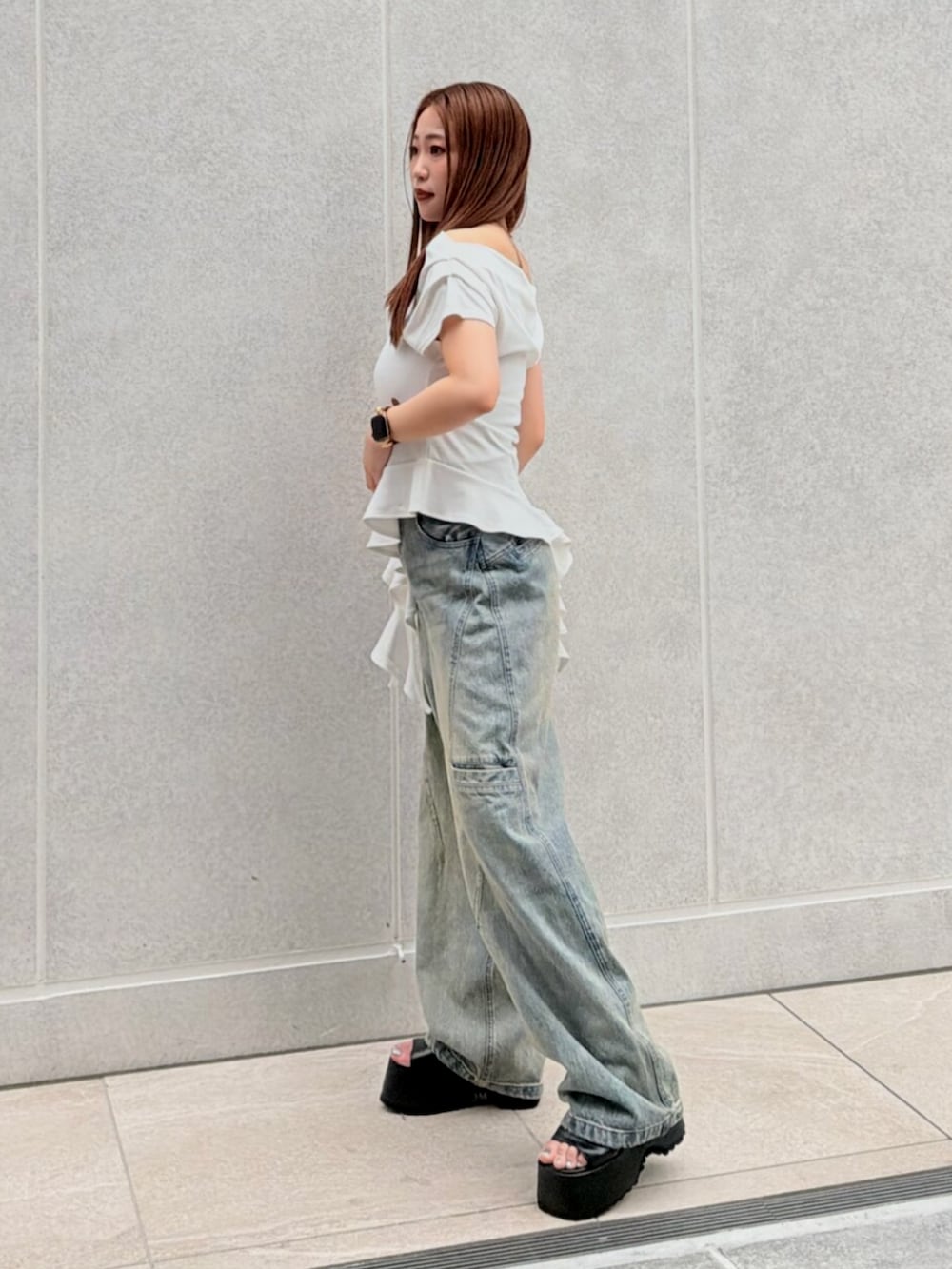 ブラック系のブーツ、ブルー系のデニムパンツ、ホワイト系のTシャツ/カットソーを着用したレディースの夏コーディネートの2枚目の写真
