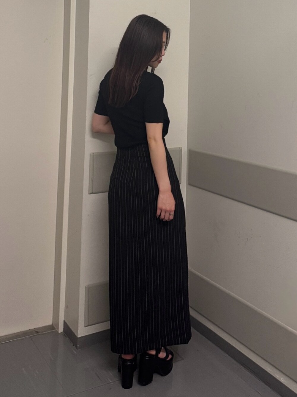 ブラック系のニット/セーター、その他のスカート、ブラック系のサンダルを着用したレディースの春コーディネートの3枚目の写真