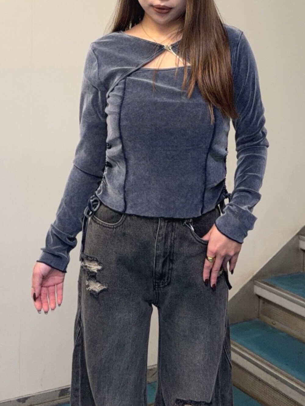 グレー系のデニムパンツ、ブラック系のブーツ、ブルー系のTシャツ/カットソーを着用したレディースの秋コーディネートの4枚目の写真