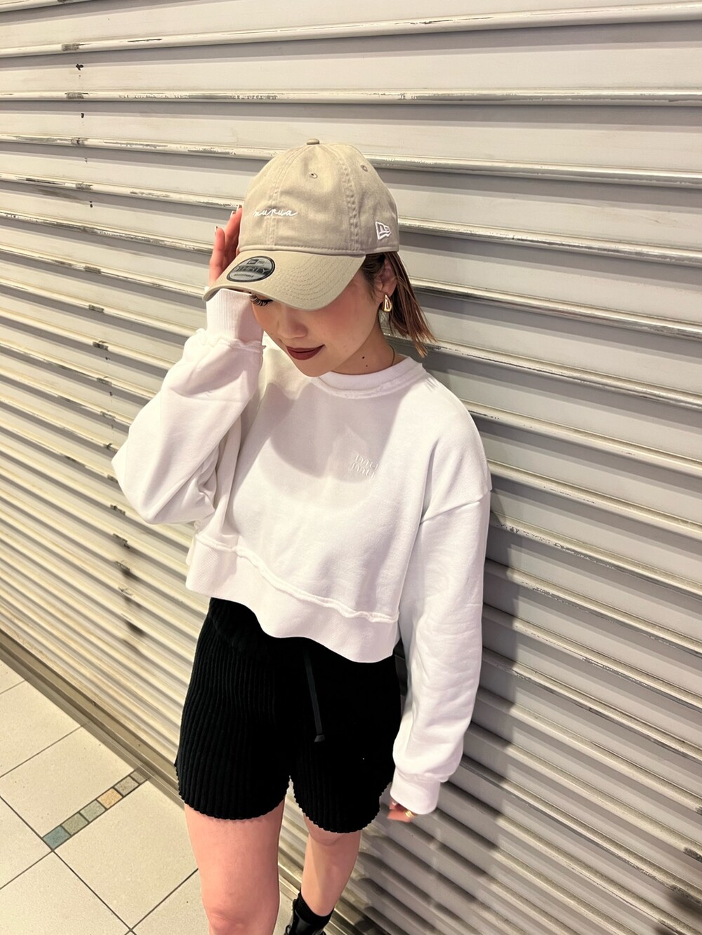 ホワイト系のスウェット、ブラック系のその他パンツ、グレー系のキャップを着用したレディースの冬コーディネートの8枚目の写真