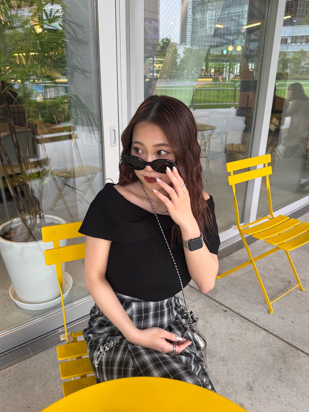 ブラック系のスカート、ブラック系のニット/セーター、ブラック系のサンダルを着用したレディースの夏コーディネートの4枚目の写真