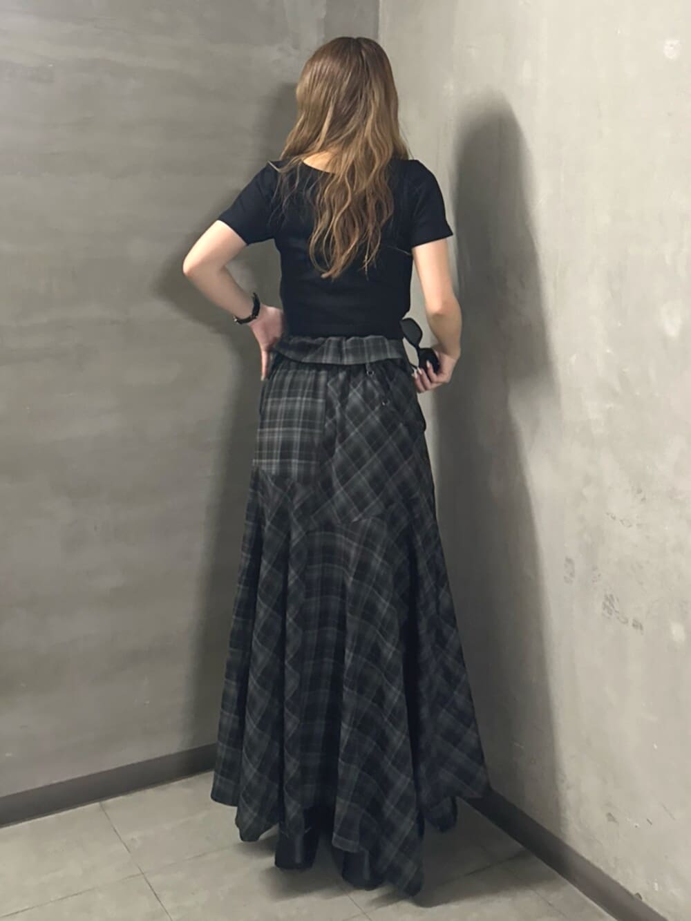 ブラック系のブーツ、ブラック系のワンピース、ブラック系のTシャツ/カットソーを着用したレディースの春コーディネートの3枚目の写真