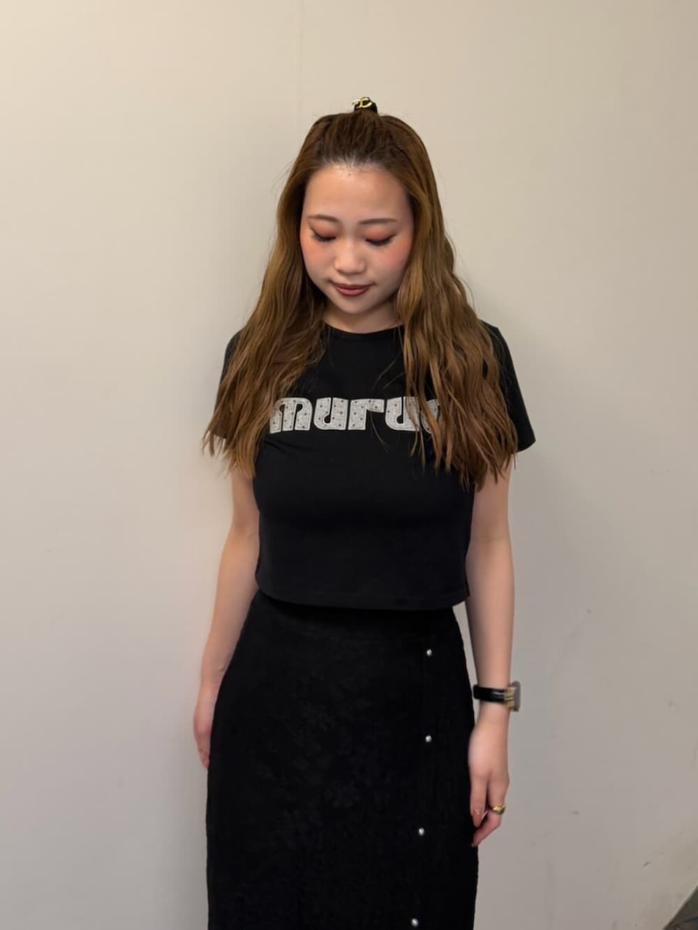 ブラック系のブーツ、ブラック系のTシャツ/カットソー、ブラック系のスカートを着用したレディースの夏コーディネートの4枚目の写真