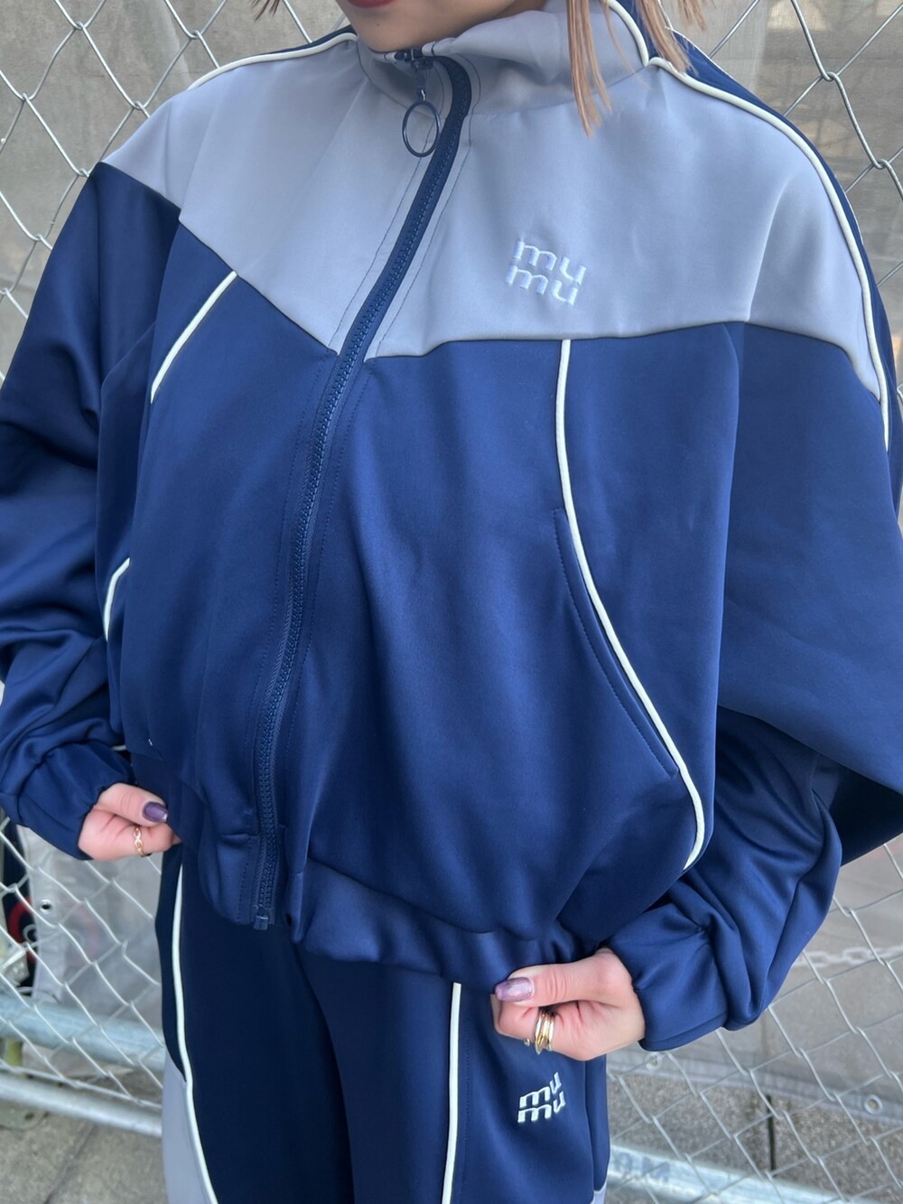 ブルー系のブルゾン、ブルー系のその他パンツを着用したレディースの春コーディネートの7枚目の写真