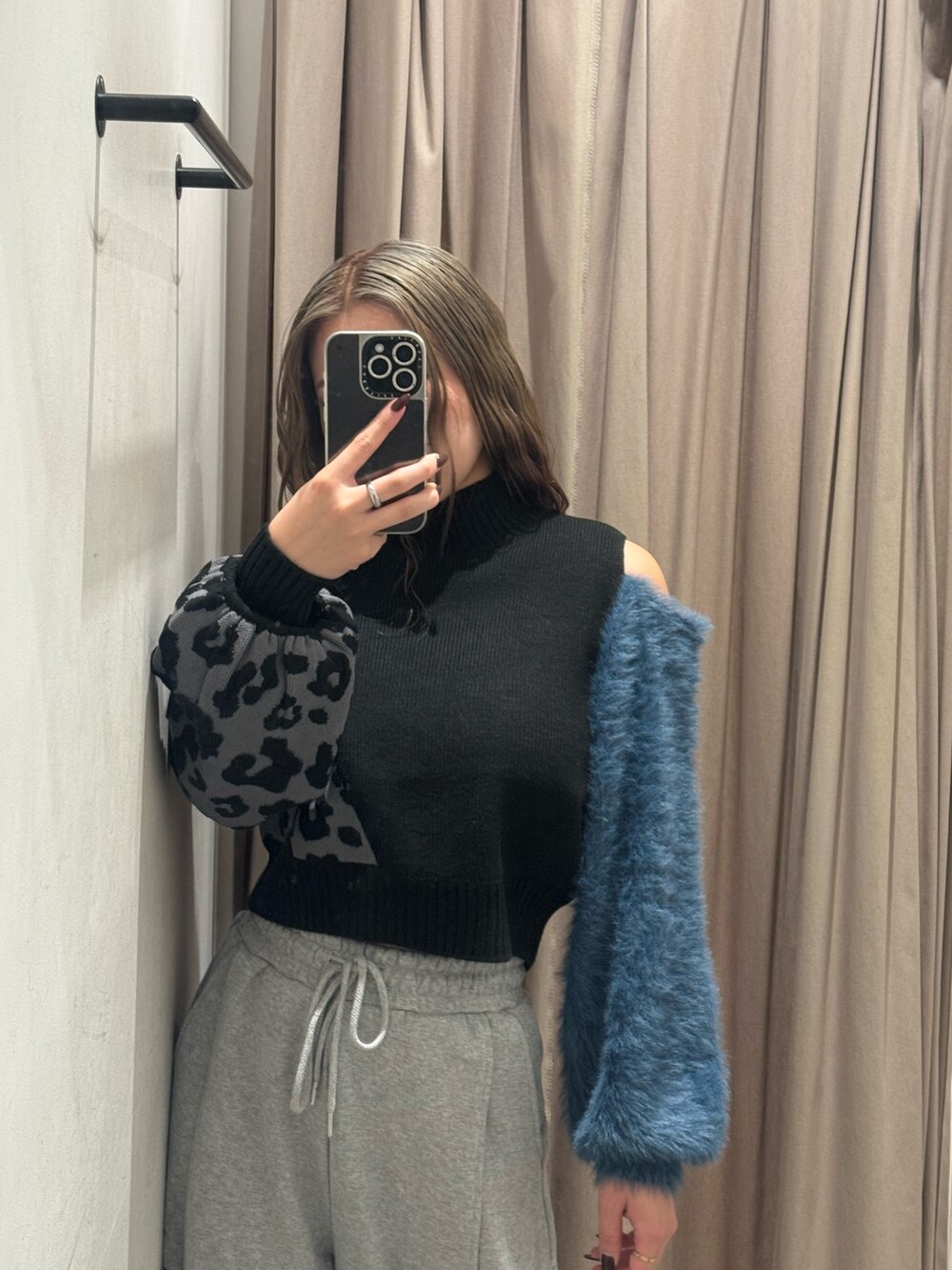ブラック系のブーツ、グレー系のスウェットパンツ、ブラック系のニット/セーターを着用したレディースの秋コーディネートの4枚目の写真