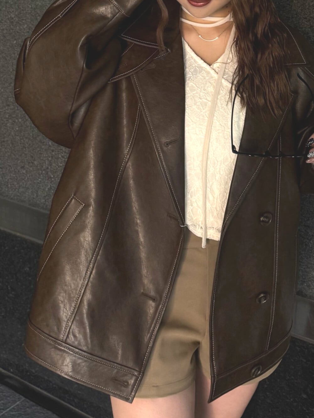 ブラウン系のブーツ、ベージュ系のその他パンツ、ホワイト系のTシャツ/カットソーを着用したレディースの秋コーディネートの5枚目の写真