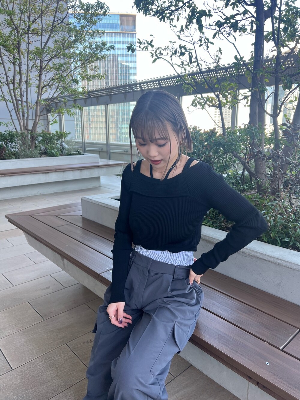 ブラック系のニット/セーター、グレー系のその他パンツを着用したレディースの春コーディネートの6枚目の写真