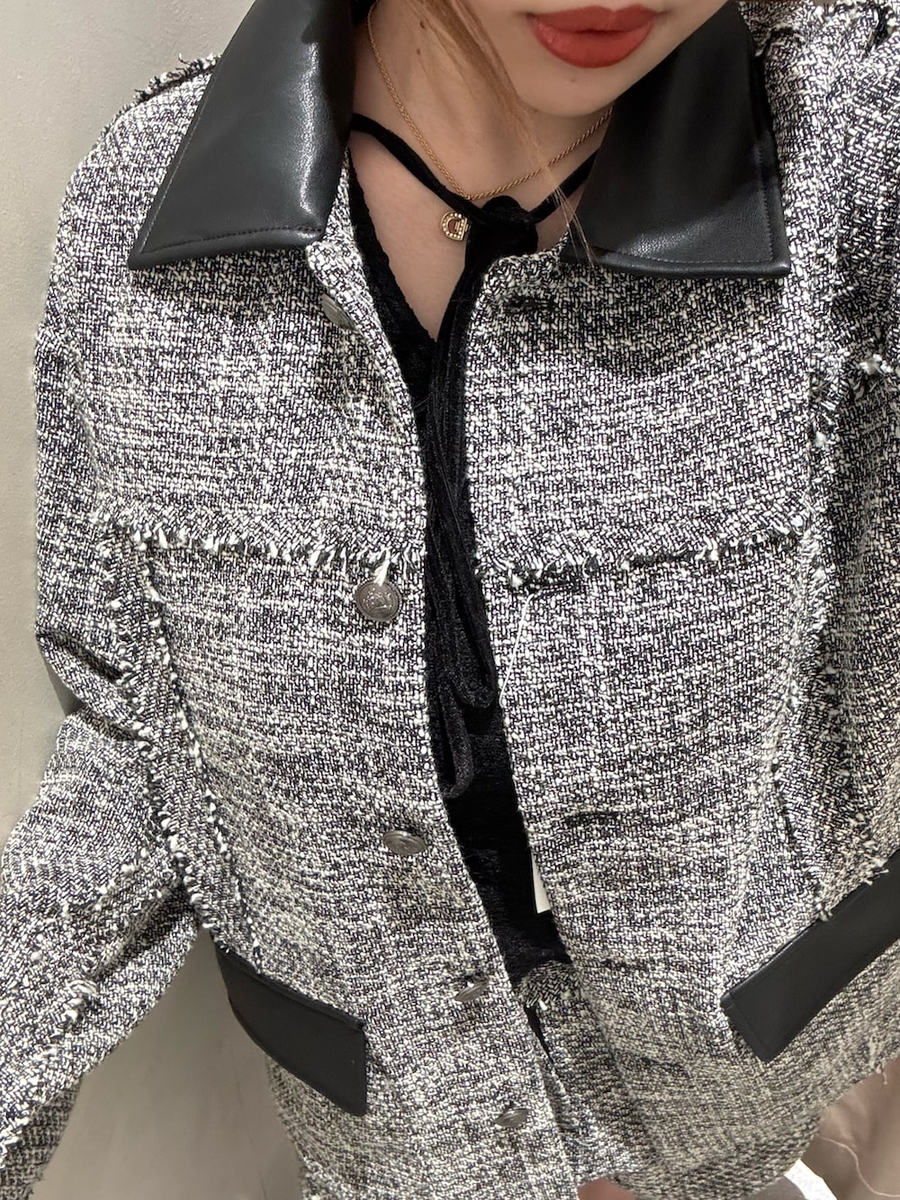 グレー系のその他パンツ、グレー系のテーラードジャケット、ブラック系のTシャツ/カットソーを着用したレディースの冬コーディネートの5枚目の写真