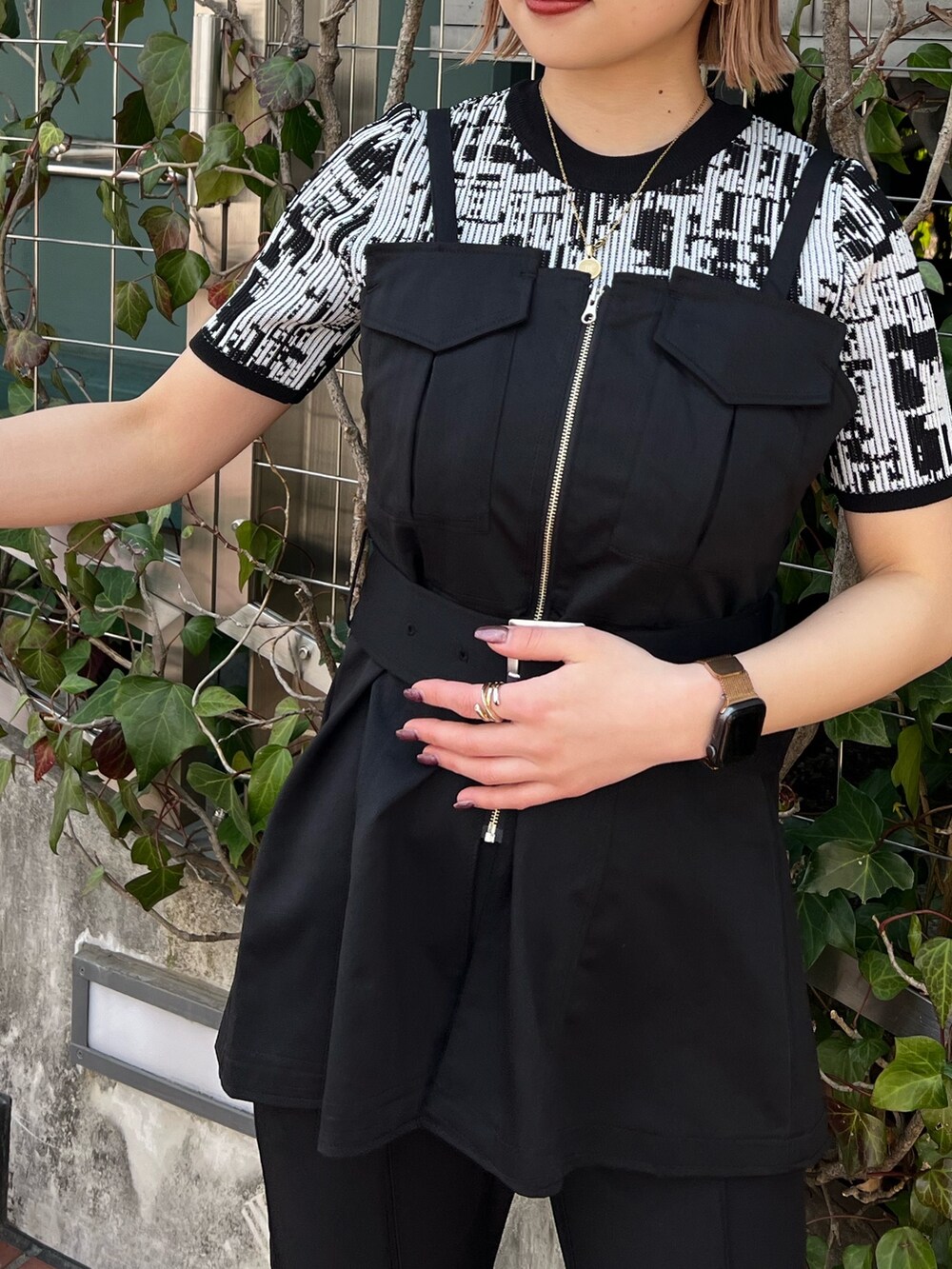 ブラック系のニット/セーター、ブラック系のシャツ/ブラウス、ブラック系のその他パンツを着用したレディースの春コーディネートの6枚目の写真