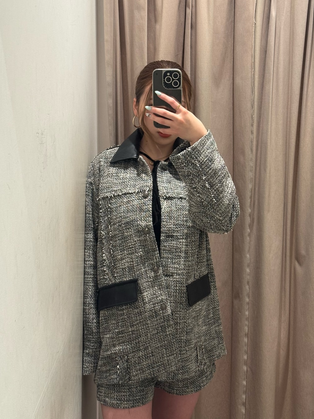 グレー系のその他パンツ、グレー系のテーラードジャケット、ブラック系のTシャツ/カットソーを着用したレディースの冬コーディネートの4枚目の写真