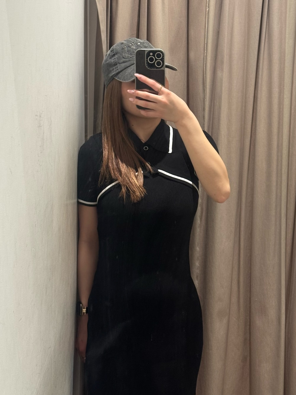 ブラック系のワンピース、ブラック系のブーツを着用したレディースの春コーディネートの4枚目の写真