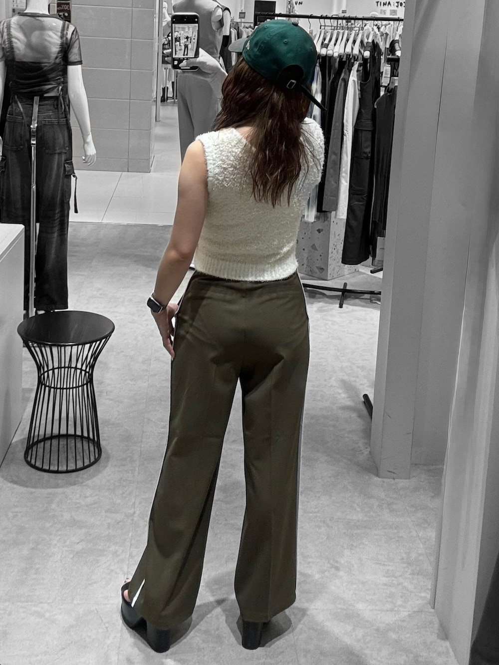 ホワイト系のニット/セーター、グリーン系のその他パンツ、ブラック系のサンダルを着用したレディースの夏コーディネートの3枚目の写真