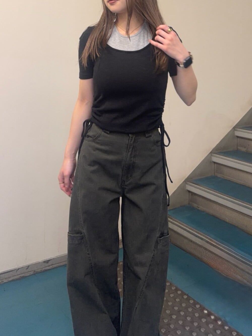 ブラック系のブーツ、ブラック系のTシャツ/カットソー、ベージュ系のその他パンツを着用したレディースの夏コーディネートの4枚目の写真