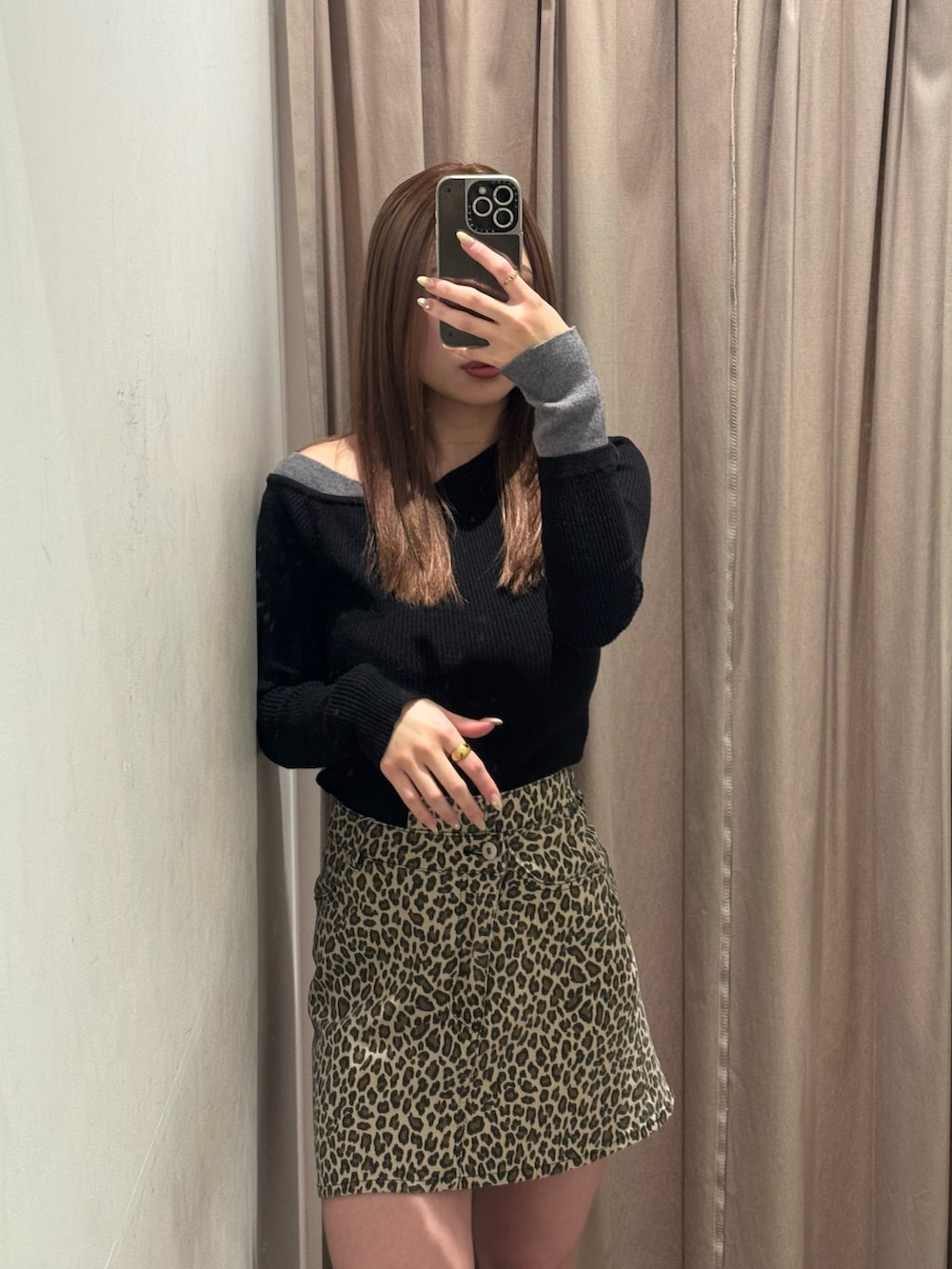 ブラック系のブーツ、ブラック系のニット/セーター、その他のスカートを着用したレディースの冬コーディネートの4枚目の写真