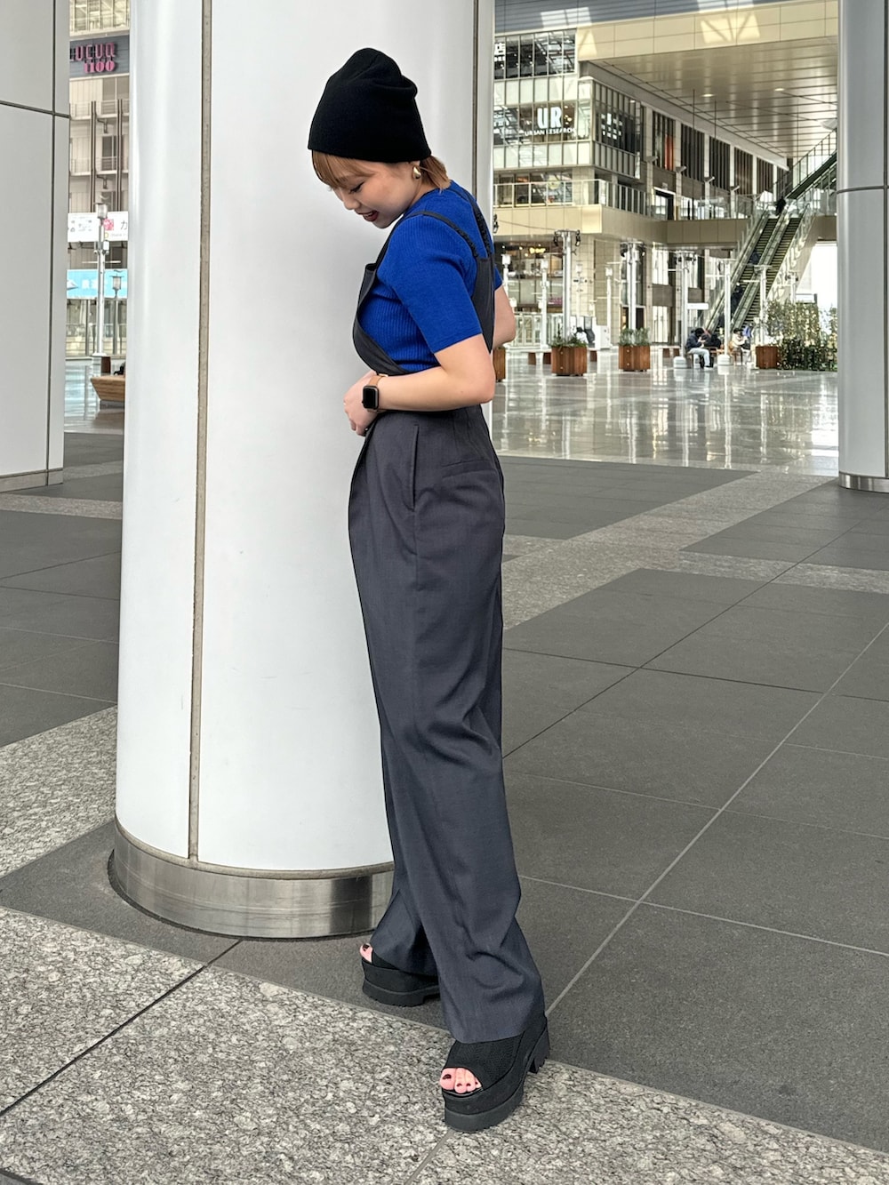 ブルー系のニット/セーター、グレー系のワンピースを着用したレディースの春コーディネートの3枚目の写真