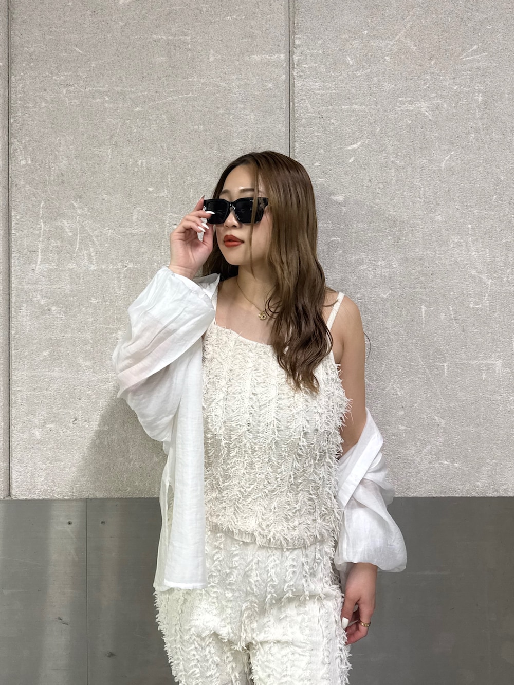 ホワイト系のその他パンツ、ホワイト系のキャミソール、ホワイト系のシャツ/ブラウスを着用したレディースの春コーディネートの5枚目の写真