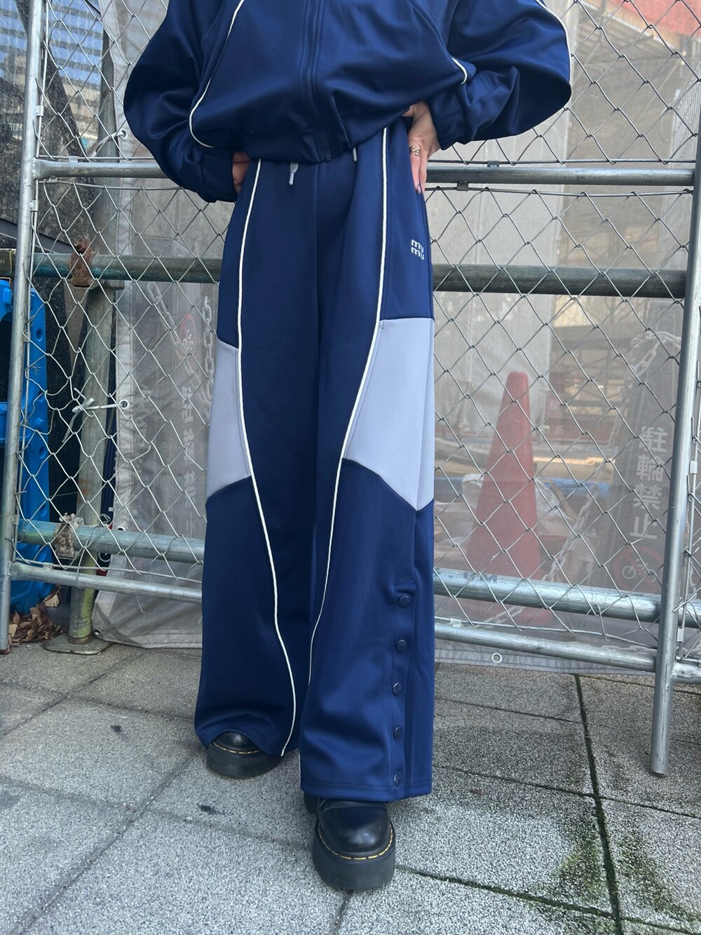 ブルー系のブルゾン、ブルー系のその他パンツを着用したレディースの春コーディネートの8枚目の写真