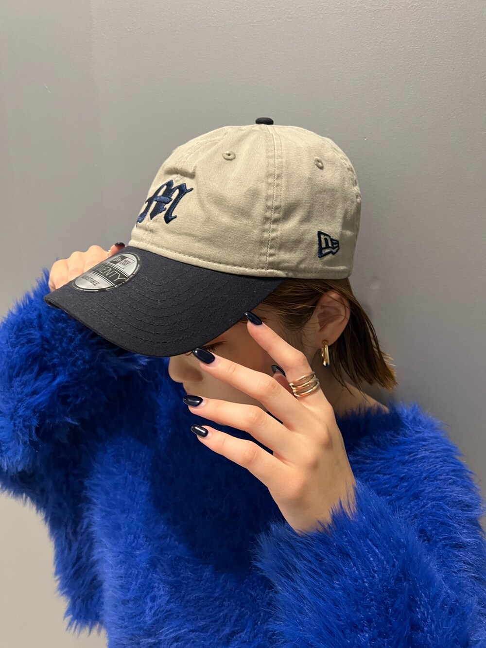 ブルー系のニット/セーター、ブラック系のその他パンツ、ブラック系のブーツを着用したレディースの秋コーディネートの8枚目の写真