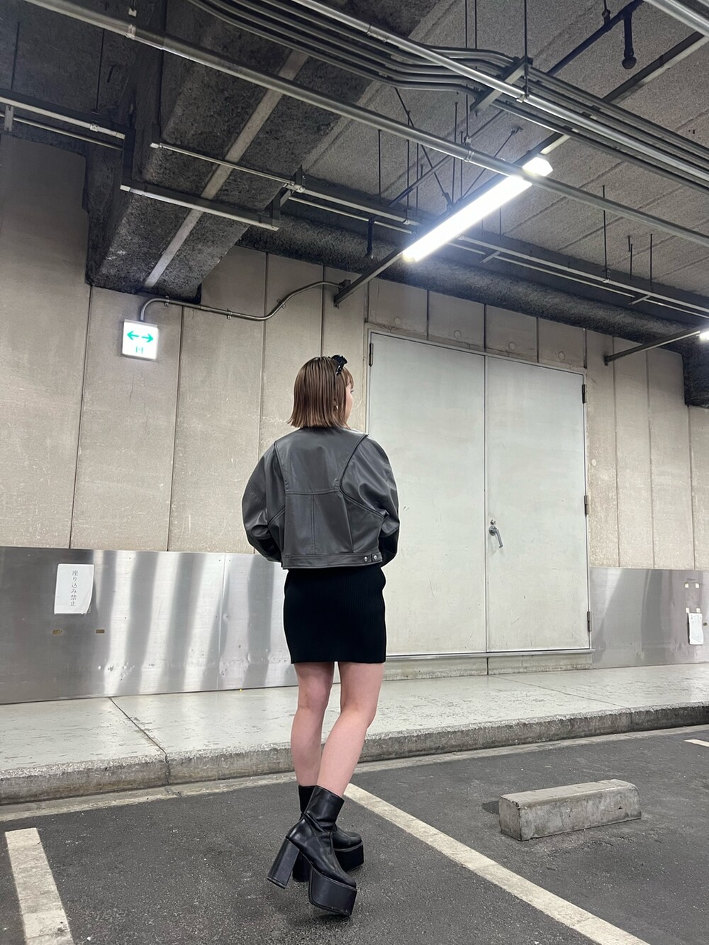 ブラック系のワンピース、グレー系のブルゾンを着用したレディースの冬コーディネートの4枚目の写真