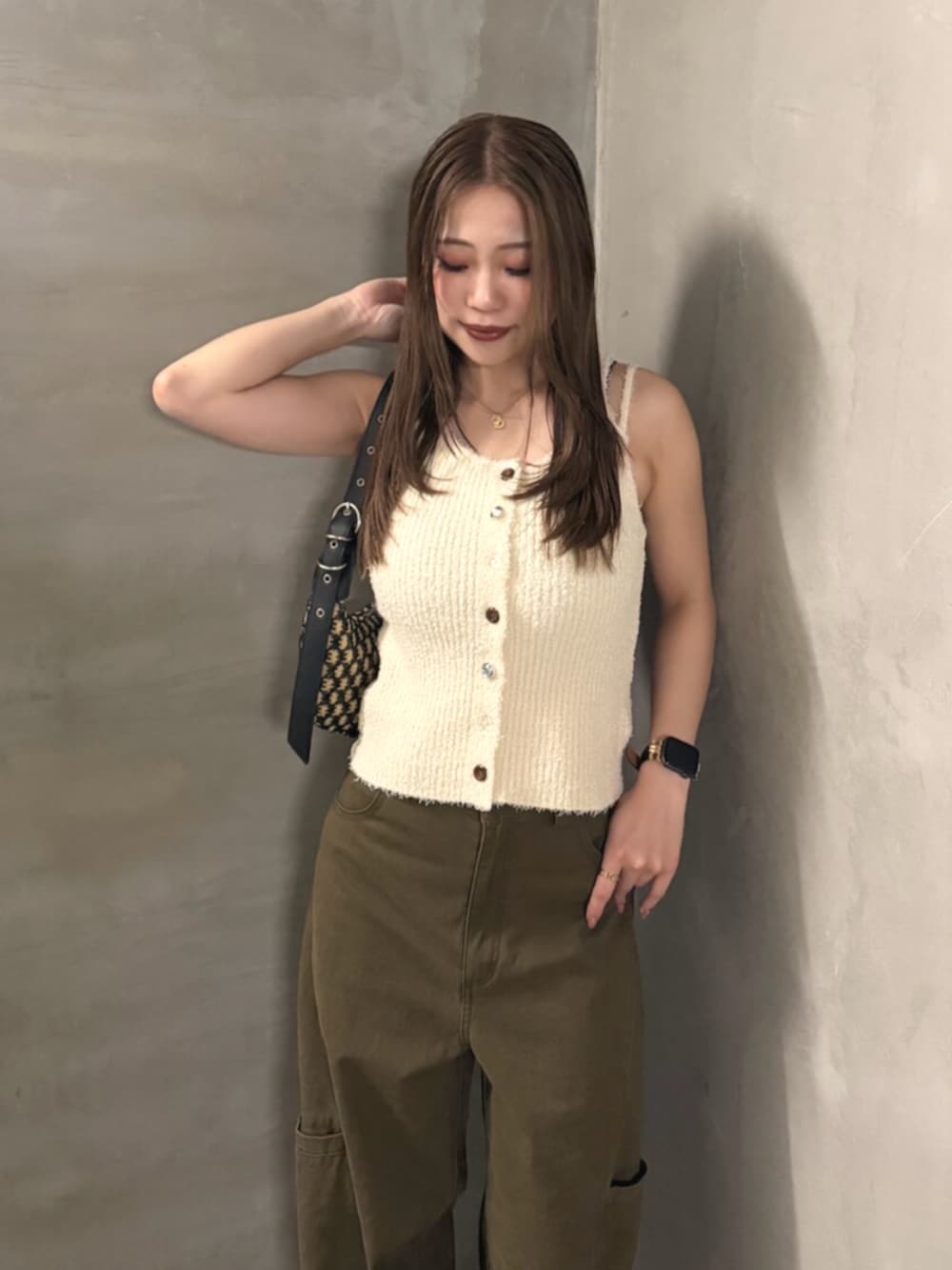 ブラック系のブーツ、ブラウン系のその他パンツ、ホワイト系のタンクトップを着用したレディースの夏コーディネートの4枚目の写真