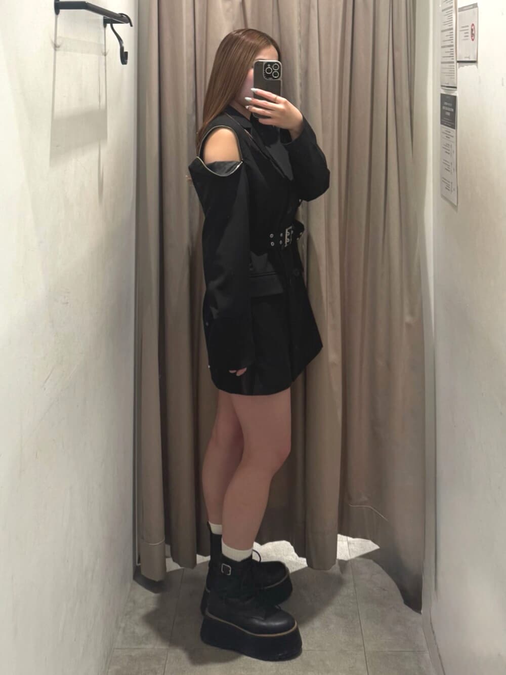 ブラック系のブーツ、ブラック系のテーラードジャケットを着用したレディースの春コーディネートの2枚目の写真