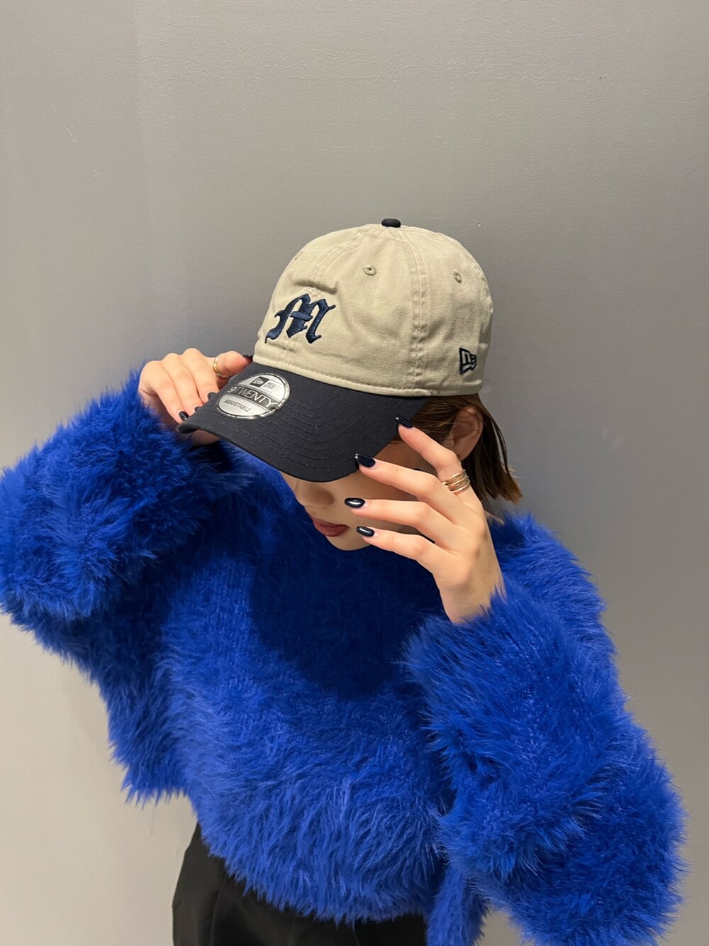 ブルー系のニット/セーター、ブラック系のその他パンツ、ブラック系のブーツを着用したレディースの秋コーディネートの7枚目の写真